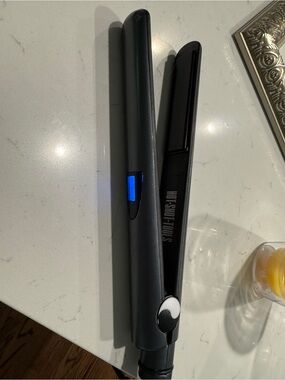 Hot Shot tools brand hair straightener - hears up to 450 EUC